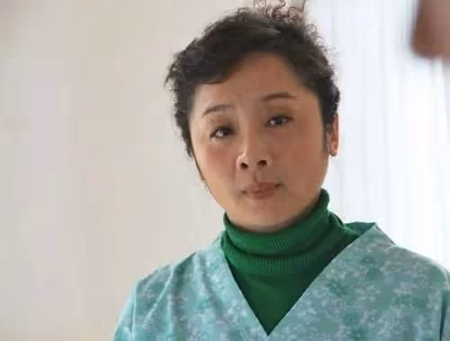 演員唐靜：與王新軍離婚後，獨自撫養兒子12年，逆襲成製片人