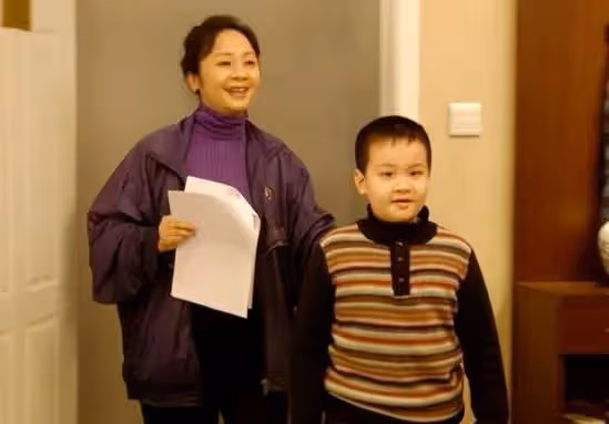 演員唐靜：與王新軍離婚後，獨自撫養兒子12年，逆襲成製片人