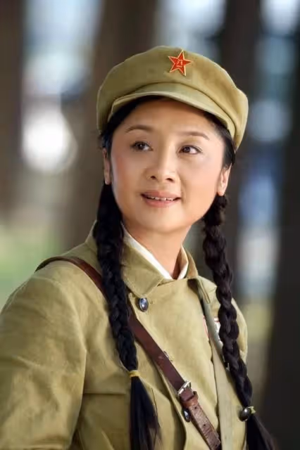 演員唐靜：與王新軍離婚後，獨自撫養兒子12年，逆襲成製片人