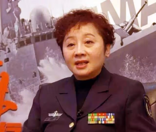 演員唐靜：與王新軍離婚後，獨自撫養兒子12年，逆襲成製片人