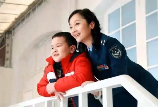演員唐靜：與王新軍離婚後，獨自撫養兒子12年，逆襲成製片人