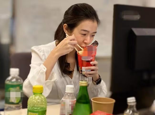 30歲港姐冠軍轉行當白領,忙到頂著素顏吃泡麵,自嘲樣子很憔悴