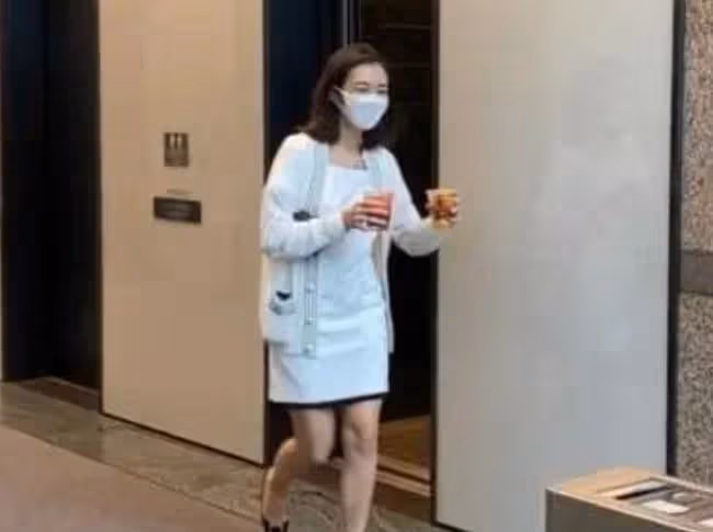 30歲港姐冠軍轉行當白領,忙到頂著素顏吃泡麵,自嘲樣子很憔悴