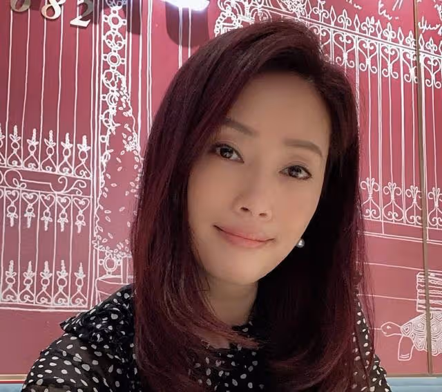 香港名模再婚嫁TVB主席,婚後罕見露面,手上鴿子蛋大婚戒搶鏡