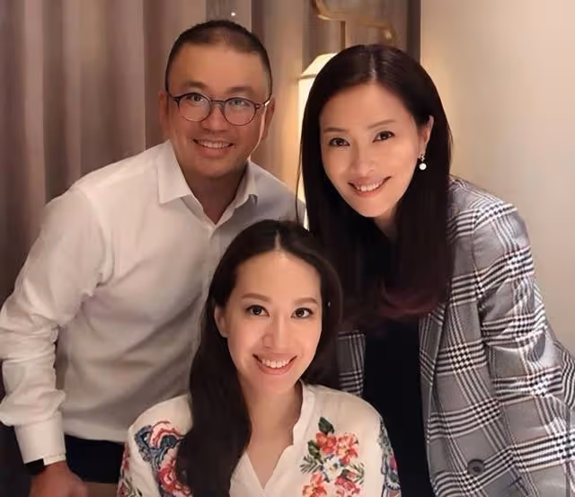 香港名模再婚嫁TVB主席,婚後罕見露面,手上鴿子蛋大婚戒搶鏡