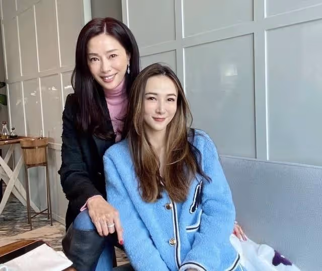 香港名模再婚嫁TVB主席,婚後罕見露面,手上鴿子蛋大婚戒搶鏡