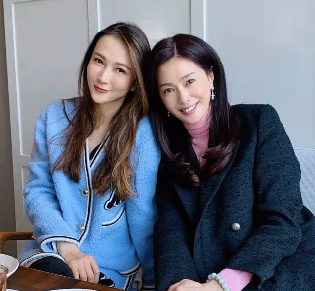 香港名模再婚嫁TVB主席,婚後罕見露面,手上鴿子蛋大婚戒搶鏡