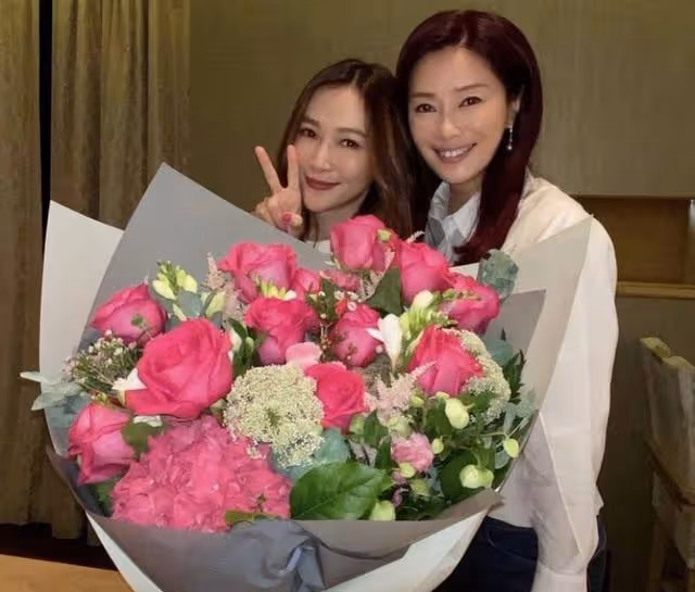 香港名模再婚嫁TVB主席,婚後罕見露面,手上鴿子蛋大婚戒搶鏡