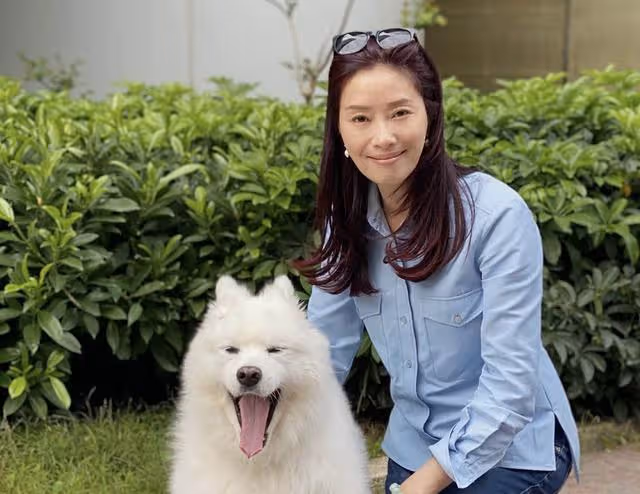 香港名模再婚嫁TVB主席,婚後罕見露面,手上鴿子蛋大婚戒搶鏡