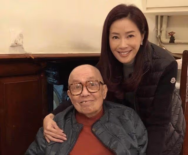 香港名模再婚嫁TVB主席,婚後罕見露面,手上鴿子蛋大婚戒搶鏡