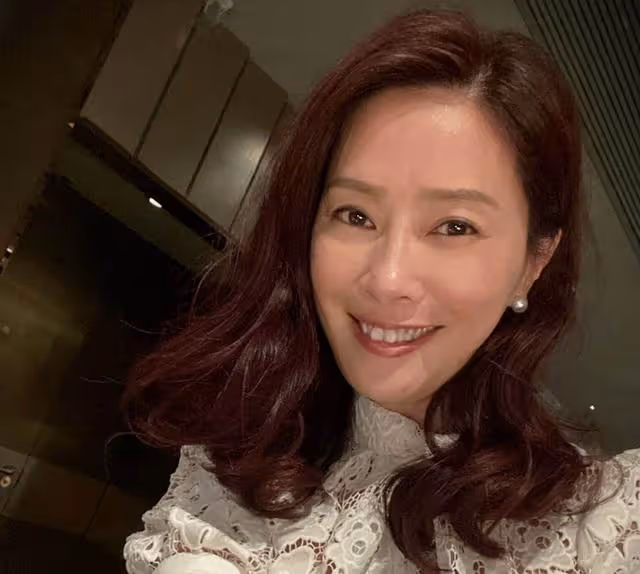 香港名模再婚嫁TVB主席,婚後罕見露面,手上鴿子蛋大婚戒搶鏡