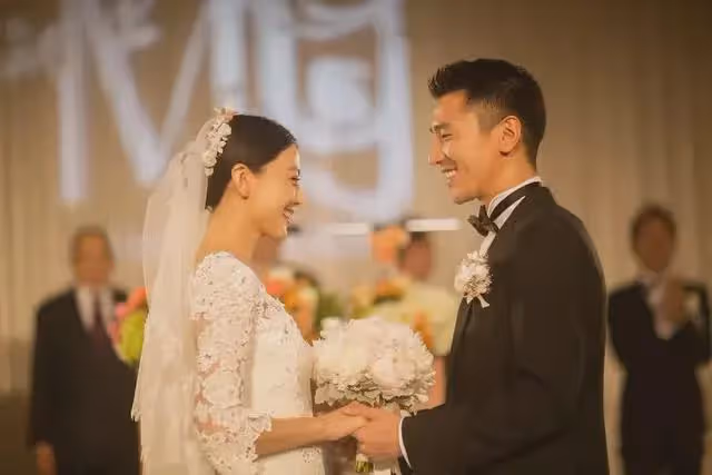 娛樂圈公認的5對模範夫妻，甜到發齁，這才是愛情，網友：羨慕了