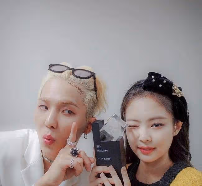 不是男友GD,最常登JennieIG的男人竟是他!感情好到連KAI都吃醋