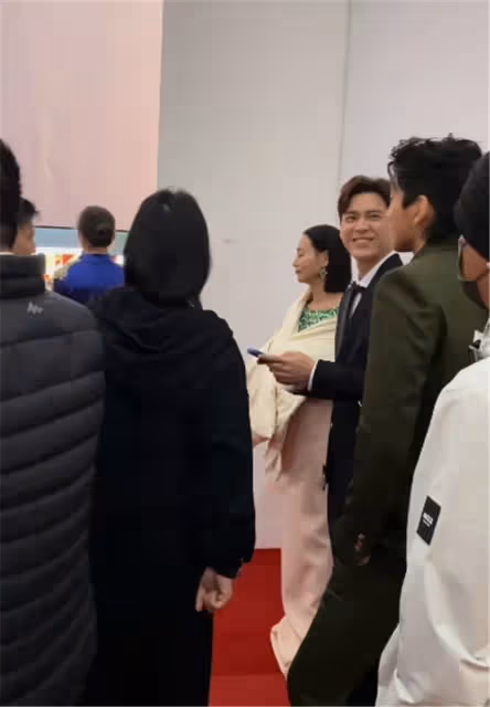 謝霆鋒李易峰同框互動,兩人互加好友,李易峰臉上笑開花