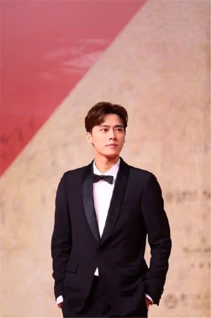 謝霆鋒李易峰同框互動,兩人互加好友,李易峰臉上笑開花