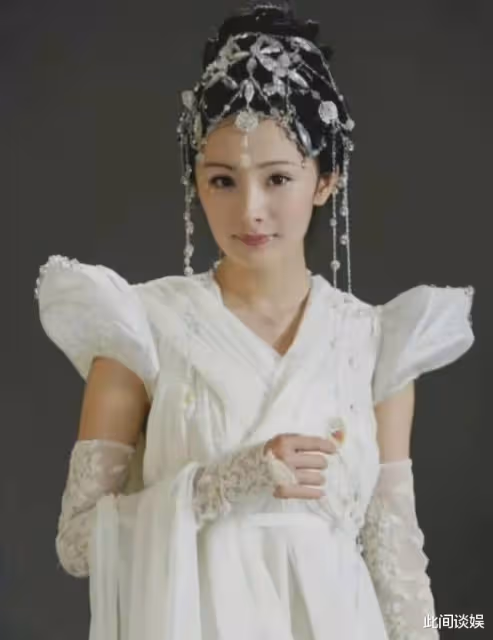 劉詩詩發布會舊照清純小白花,楊冪《仙劍三》舊照又仙又靈