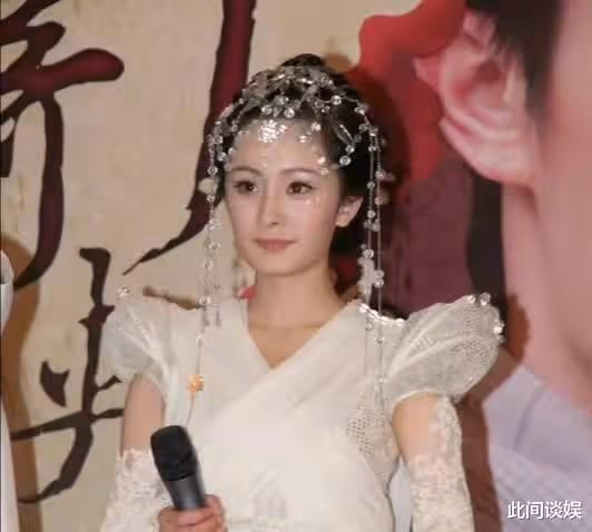 劉詩詩發布會舊照清純小白花,楊冪《仙劍三》舊照又仙又靈