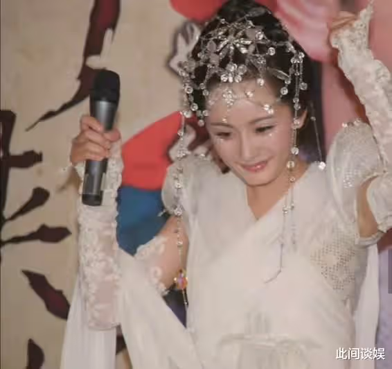 劉詩詩發布會舊照清純小白花,楊冪《仙劍三》舊照又仙又靈