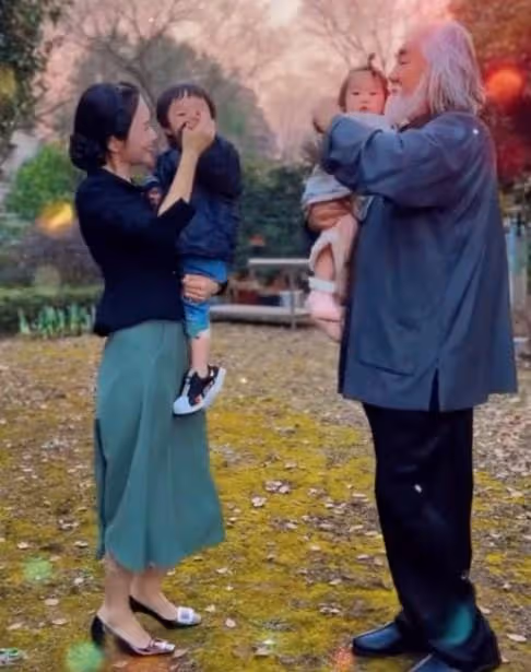 張紀中頻繁秀恩愛,夫妻年齡差距大,尷尬被問怎麼叫岳父岳母