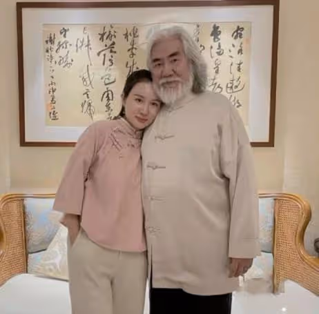 張紀中頻繁秀恩愛，夫妻年齡差距大，尷尬被問怎麼叫岳父岳母