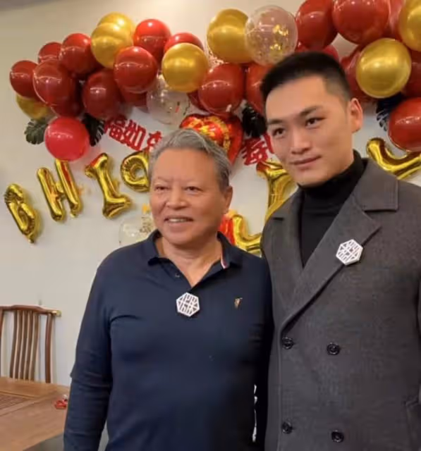 老藝術家罕聚首!66歲石小滿瘦脫相,60歲鄭曉寧紅光滿面激動獻唱