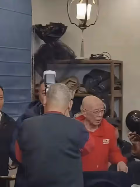 老藝術家罕聚首!66歲石小滿瘦脫相,60歲鄭曉寧紅光滿面激動獻唱