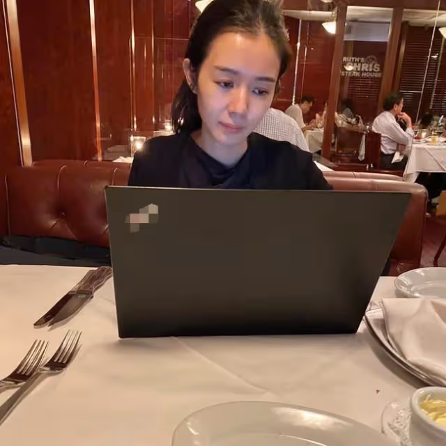 30歲港姐冠軍轉行當律師，素顏吃泡麵顯憔悴，曾工作到凌晨三點