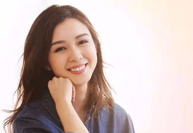 30歲港姐冠軍轉行當律師，素顏吃泡麵顯憔悴，曾工作到凌晨三點