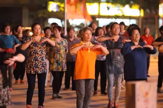 56歲女人哭訴:廣場舞的男人沒安好心,非請我吃飯,結果失去一切