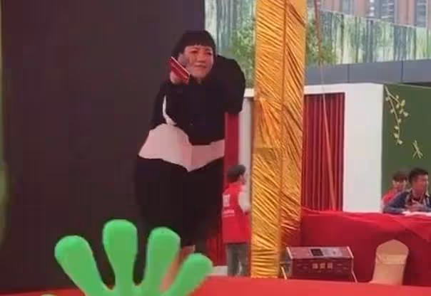 "消失"的吳莫愁：從代言費1.3億到縣城商演，她是資本的犧牲品嗎