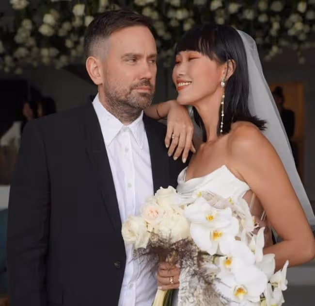 恭喜!34歲名模與洋老公辦婚禮,儀式在家進行,2歲兒子擔任花童