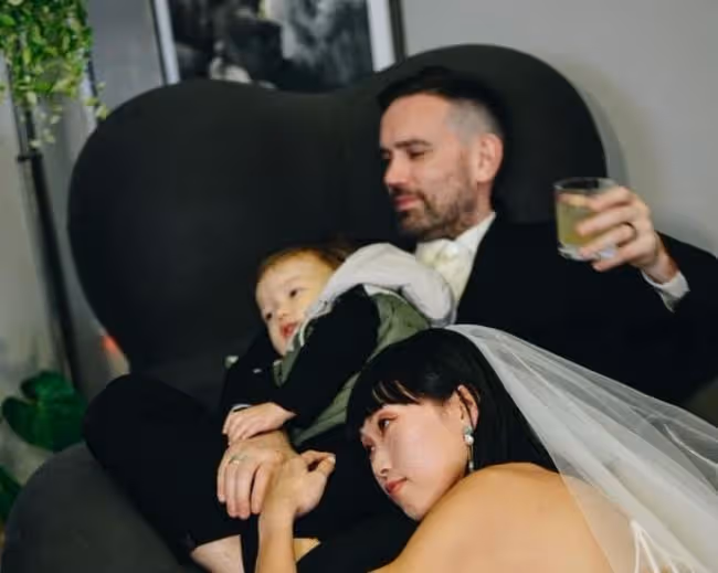 恭喜!34歲名模與洋老公辦婚禮,儀式在家進行,2歲兒子擔任花童
