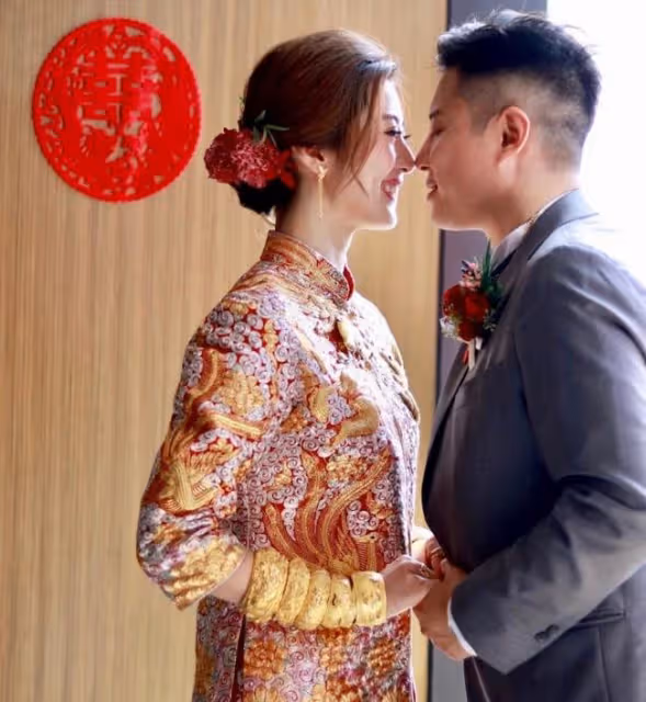 恭喜!34歲名模與洋老公辦婚禮,儀式在家進行,2歲兒子擔任花童