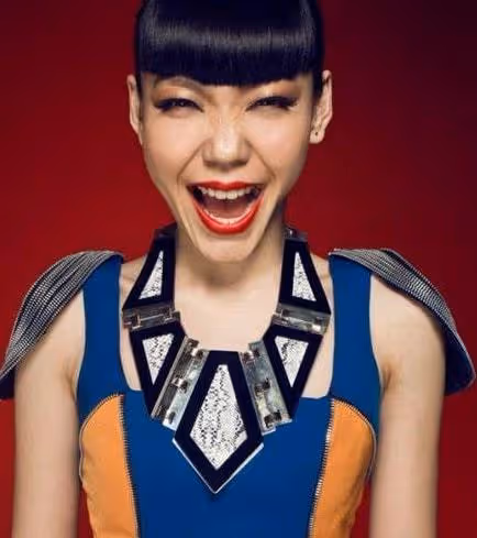 "消失"的吳莫愁：從代言費1.3億到縣城商演，她是資本的犧牲品嗎