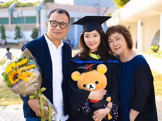 又走一個!73歲TVB著名老戲骨低調離巢,出資百萬為女兒開烹飪店