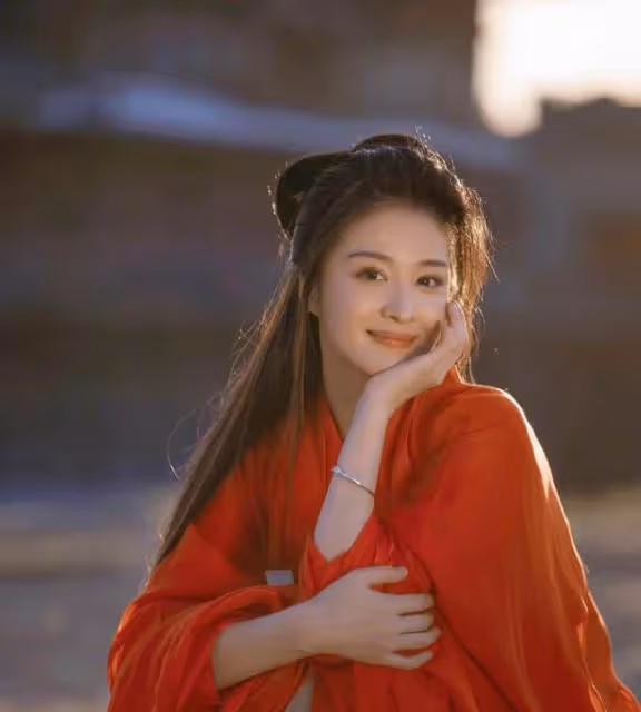 22歲小花疑又曝新戀情,與兩男星在家過平安夜被拍,雙方火速回應