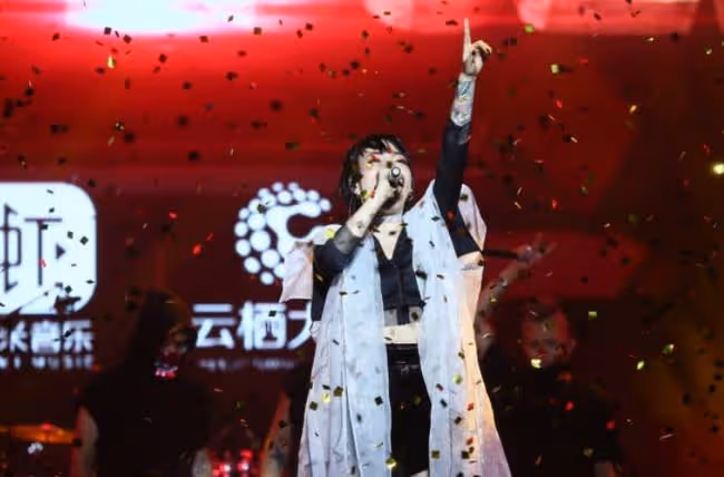 "消失"的吳莫愁：從代言費1.3億到縣城商演，她是資本的犧牲品嗎
