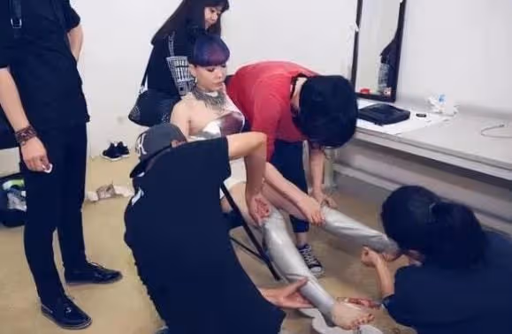 "消失"的吳莫愁：從代言費1.3億到縣城商演，她是資本的犧牲品嗎
