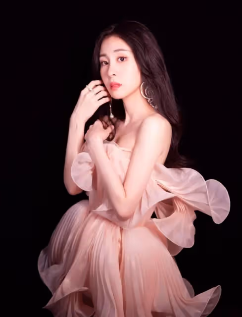 "消失"的吳莫愁：從代言費1.3億到縣城商演，她是資本的犧牲品嗎