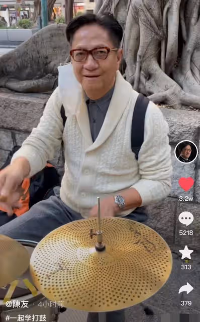 69歲港星跨年現身街頭打鼓!坐樹下背包隨地放,鮮有人圍觀接地氣