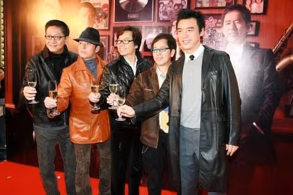69歲港星跨年現身街頭打鼓!坐樹下背包隨地放,鮮有人圍觀接地氣