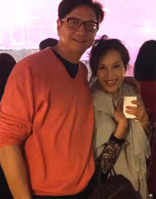 69歲港星跨年現身街頭打鼓!坐樹下背包隨地放,鮮有人圍觀接地氣