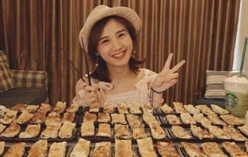 密子君：16分鐘吃完10桶火雞面，坐擁千萬粉絲，是真吃還是催吐？