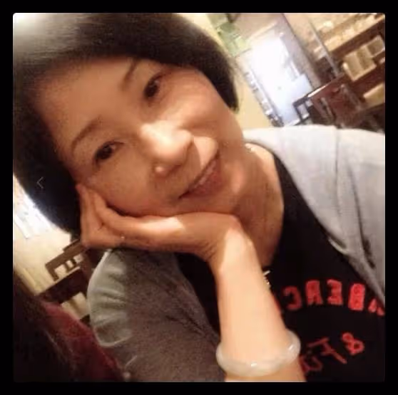 61歲女星退圈31年後復出,巔峰時期未婚生女,替未婚夫還債獨養娃
