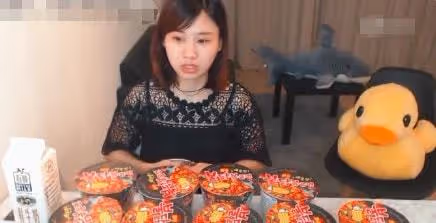 密子君：16分鐘吃完10桶火雞面，坐擁千萬粉絲，是真吃還是催吐？