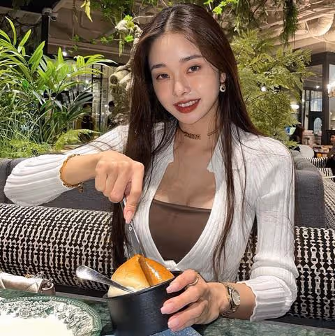 宋智雅神似Jennie爆紅!20寸水蛇腰、性感鉛筆腿太撩人