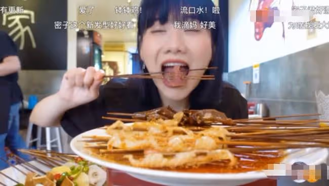 密子君：16分鐘吃完10桶火雞面，坐擁千萬粉絲，是真吃還是催吐？