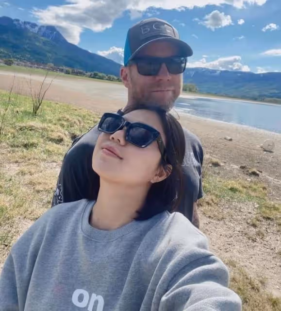 恭喜恭喜！TVB女歌手獲外籍男友雪地下跪求婚，今年中才公開戀情
