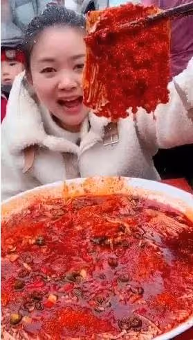 密子君：16分鐘吃完10桶火雞面，坐擁千萬粉絲，是真吃還是催吐？