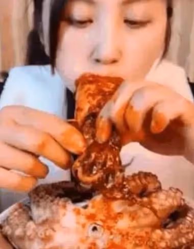 密子君：16分鐘吃完10桶火雞面，坐擁千萬粉絲，是真吃還是催吐？